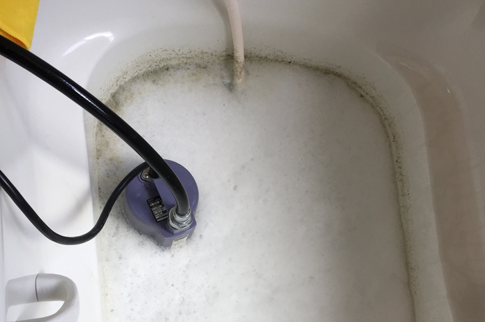 追い炊き配管洗浄途中の風呂釜